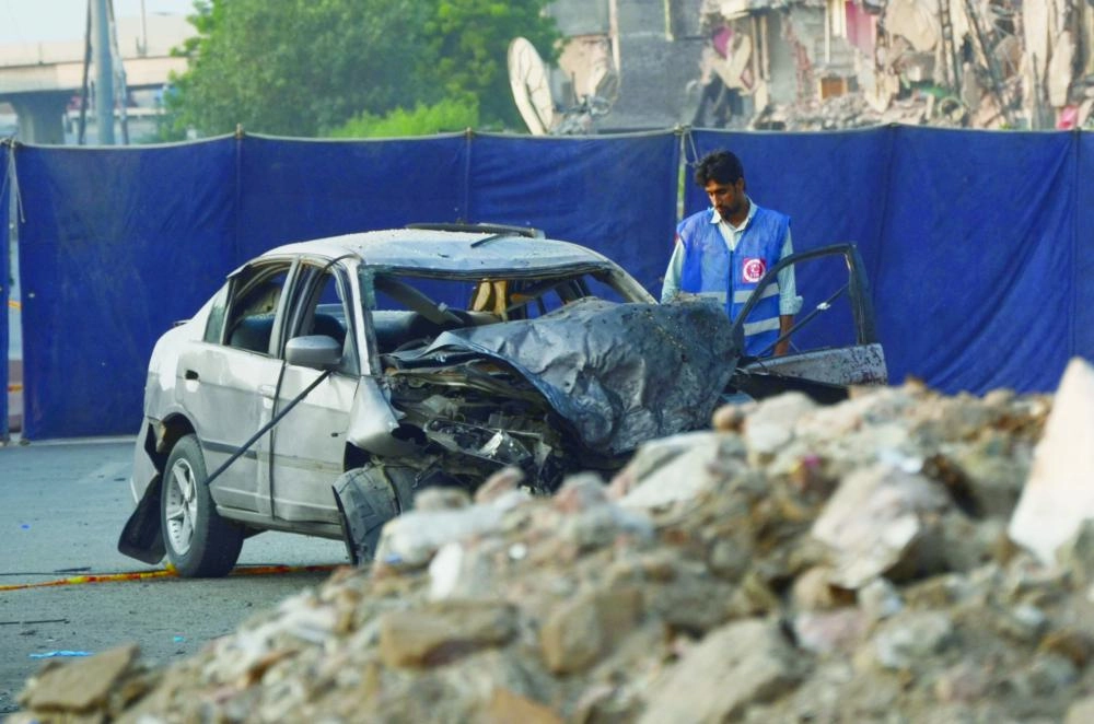 






باكستاني يفحص سيارة مفخخة إثر هجوم لطالبان (د ب أ) 