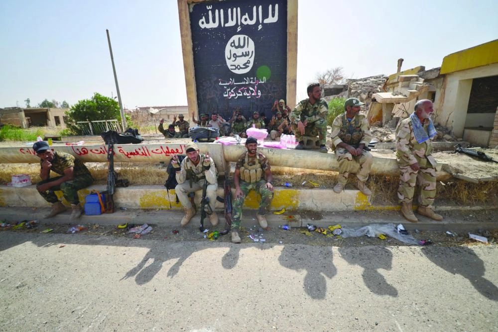 






القوات العراقية تحت لافتة لداعش في الحويجة (رويترز)