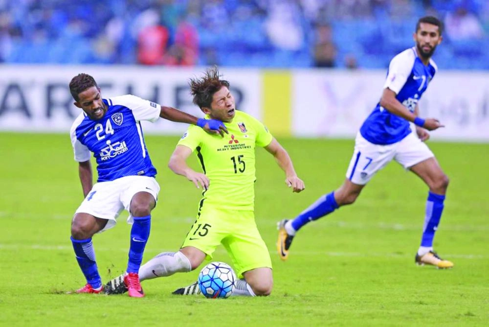 






نواف العابد في محاولة لانتزاع الكرة من لاعب ياباني أمس                                                                                   (ياسر بخش)