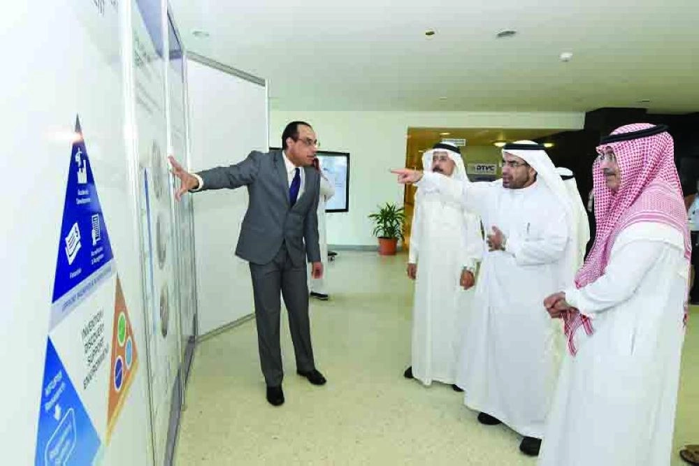 






.. وخلال جولة على المعرض المصاحب           (مكة)