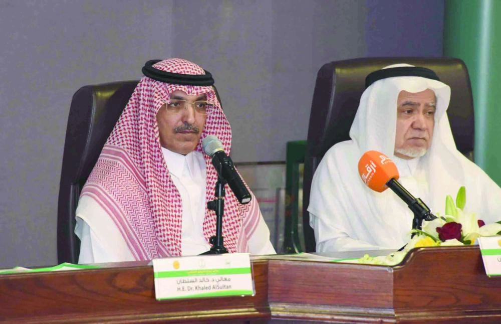 وزير المالية يتحدث في مؤتمر التمويل الإسلامي أمس (مكة)