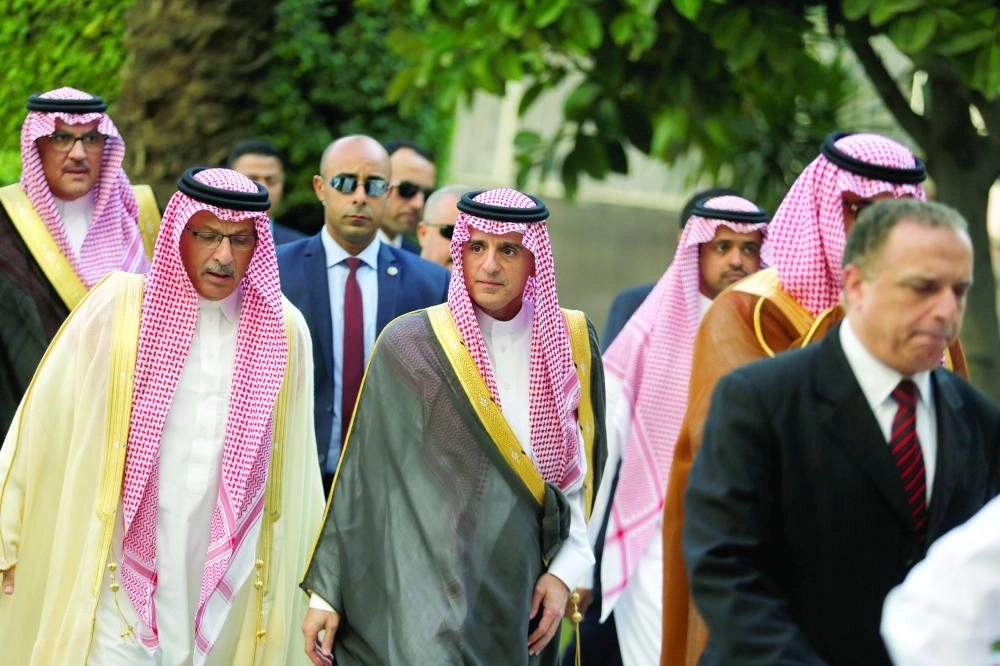 






الجبير والسفير السعودي بالقاهرة في طريقهما للاجتماع        (رويترز)