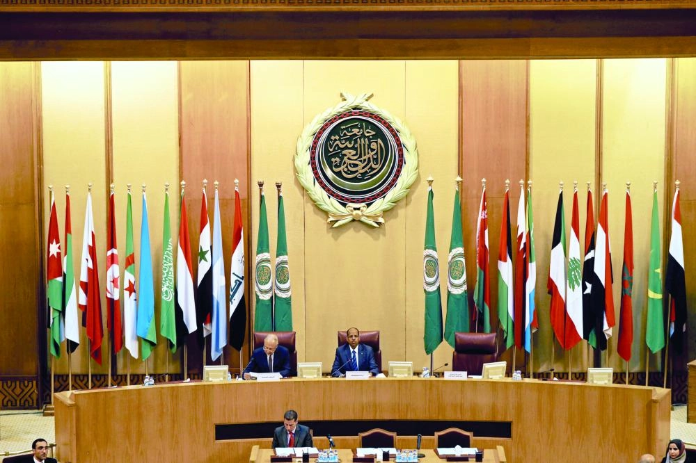 وزير خارجية جيبوتي وأمين الجامعة في اجتماع القاهرة (رويترز)