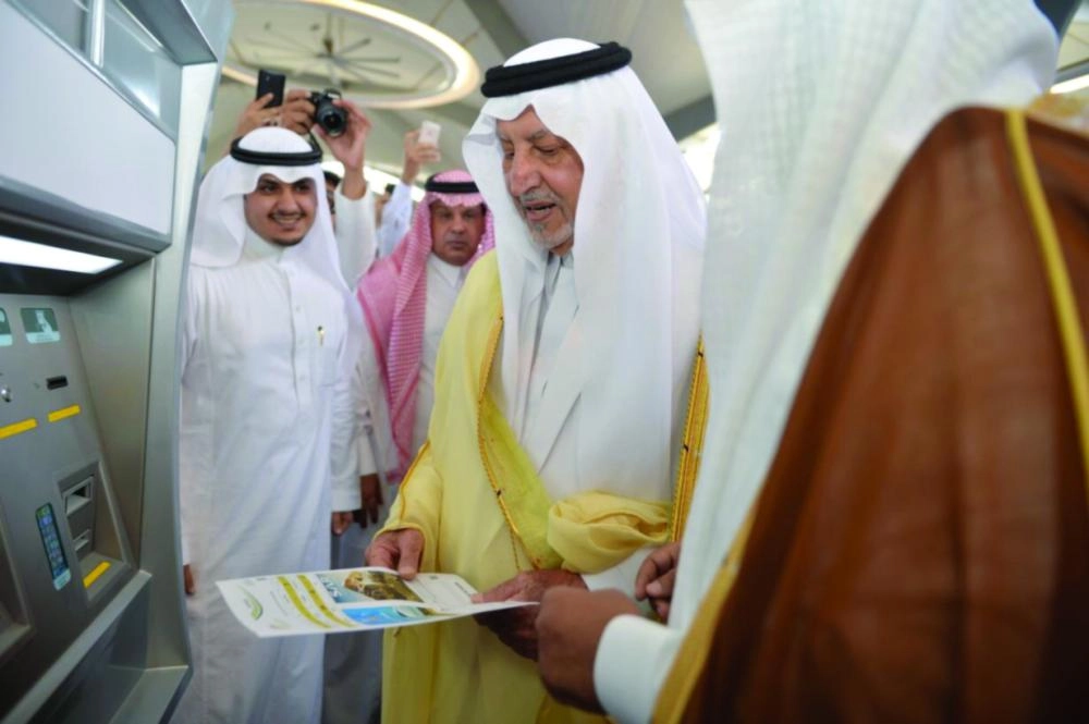 الفيصل حاملا تذكرة قطار الحرمين اليوم