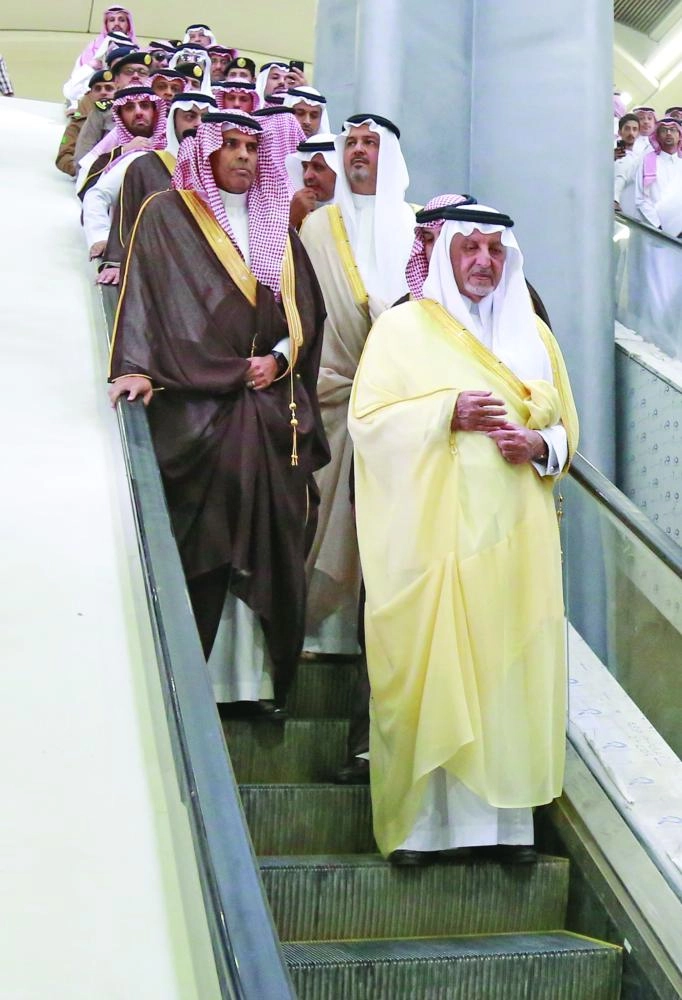 خالد الفيصل أثناء جولته في محطة الرصيفة (ياسر بخش)