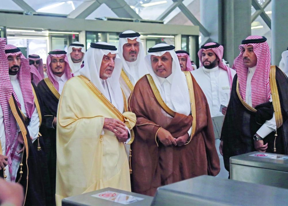 خالد الفيصل أثناء جولته في محطة الرصيفة (ياسر بخش)