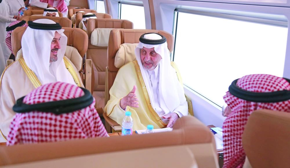 خالد الفيصل أثناء الرحلة في قطار الحرمين (ياسر بخش)