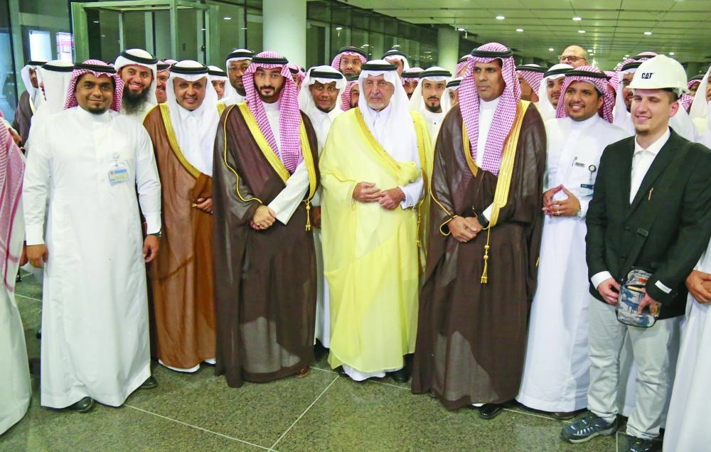 






خالد الفيصل أثناء جولته في محطة الرصيفة ورحلته في القطار