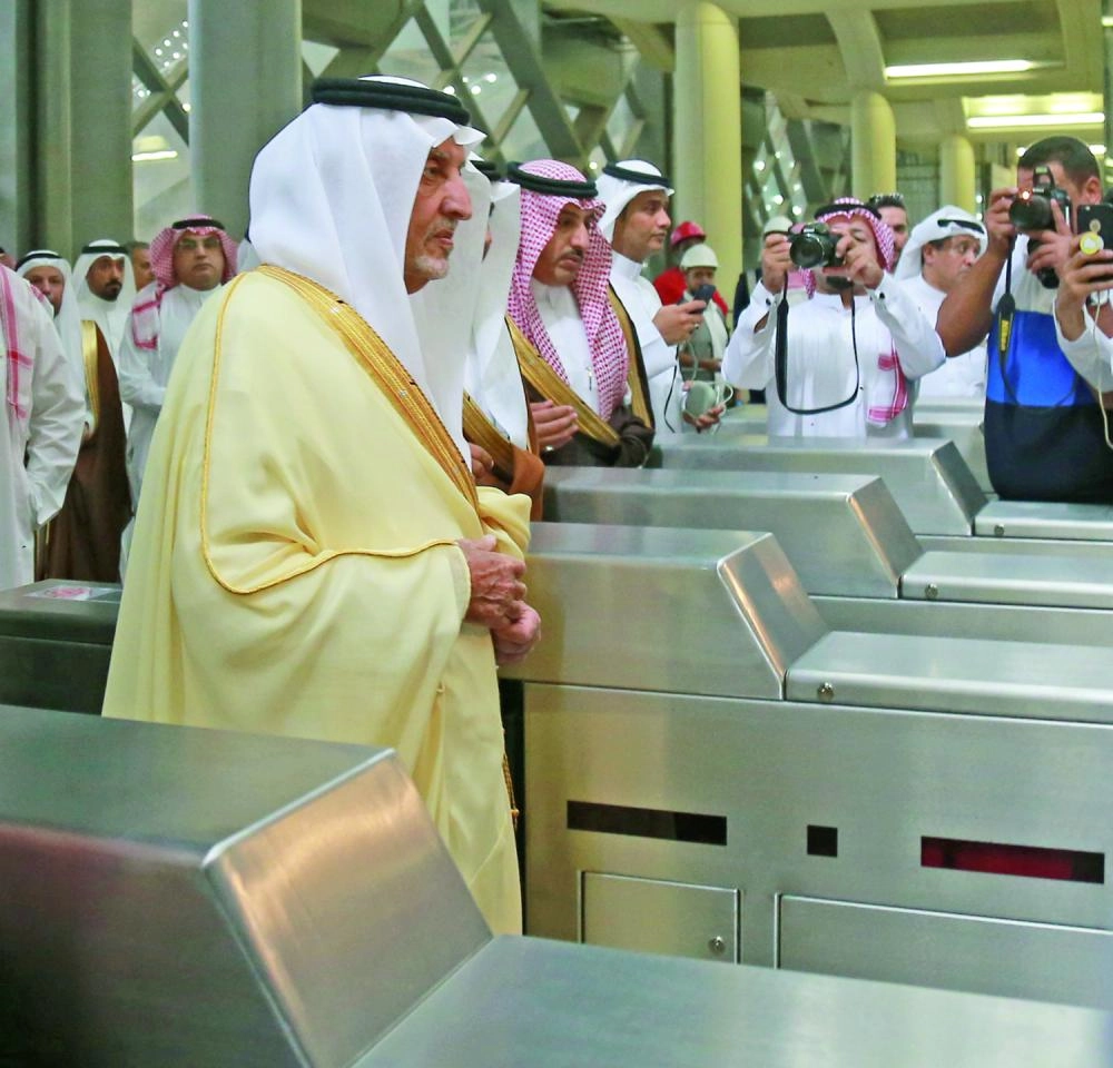 خالد الفيصل أثناء جولته في محطة الرصيفة (ياسر بخش)