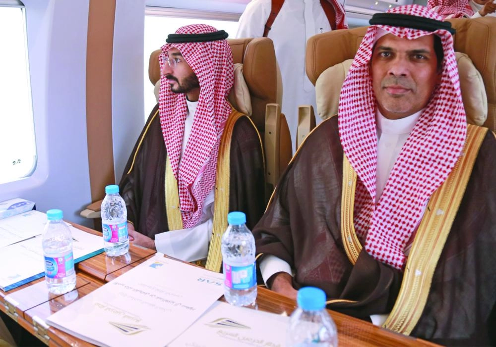 عبدالله بن بندر أثناء الرحلة في قطار الحرمين (ياسر بخش)