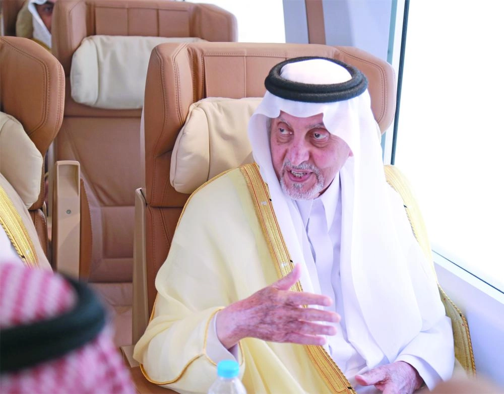 خالد الفيصل أثناء الرحلة في قطار الحرمين (ياسر بخش)