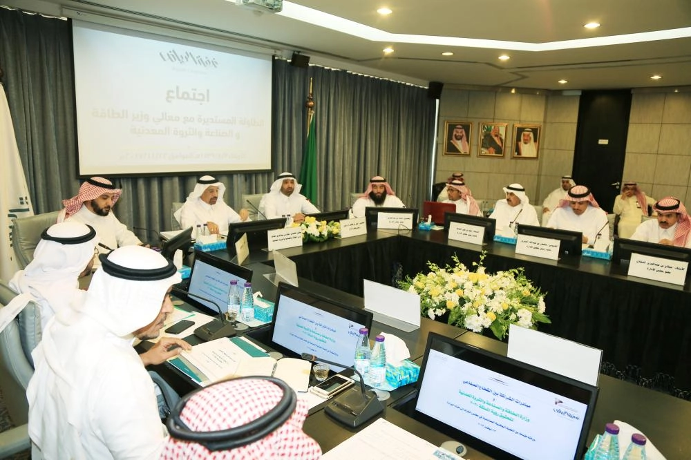 






الفالح أثناء الاجتماع بغرفة الرياض أمس                                   (مكة)