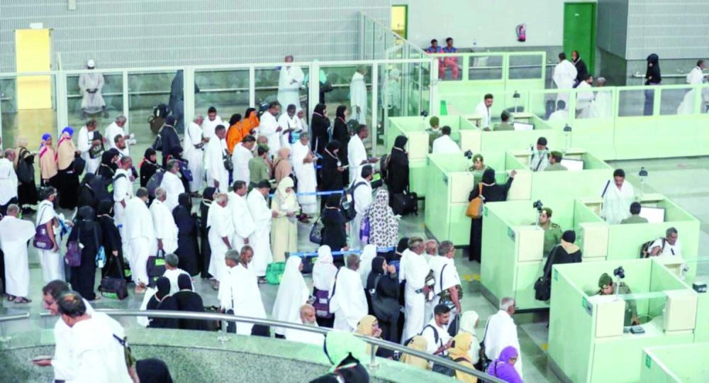 






معتمرون في مطار جدة                                                              (مكة)