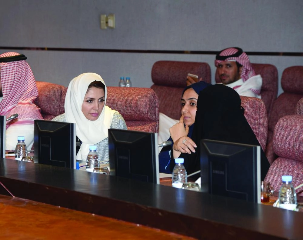 






مرشحة تتوسط ناخبتين من ضمن الحضور              (مكة)