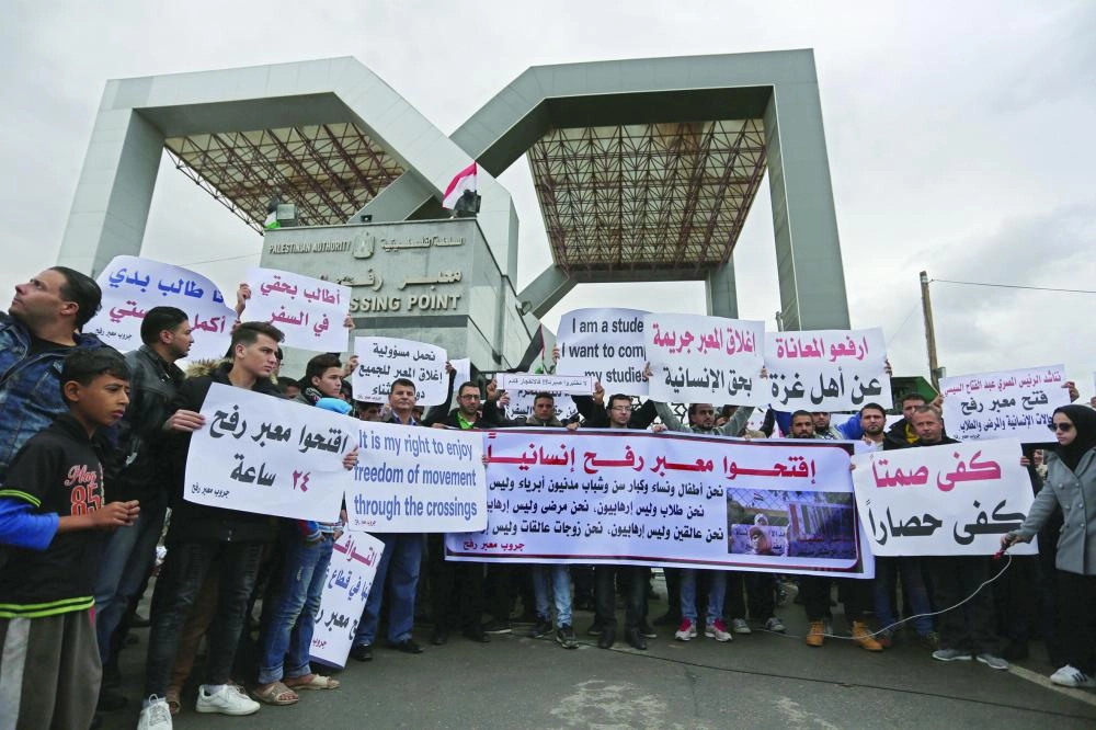 






فلسطينيون محتجون بالقرب من معبر رفح                               (د ب أ)