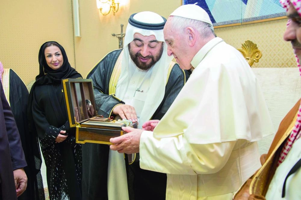 






عبدالله اللحيدان مقدما هدية لبابا الفاتيكان