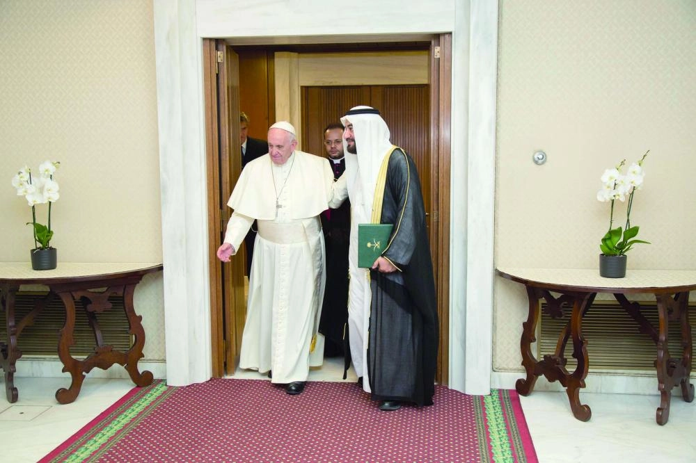 وفد سعودي أثناء زيارته ولقاءاته في الفاتيكان  