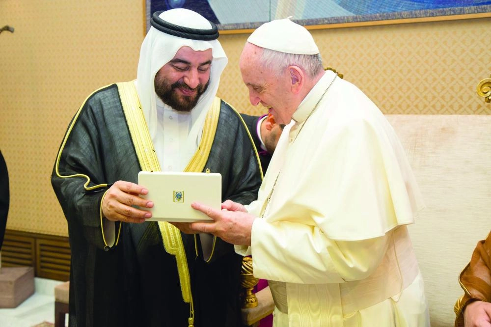 وفد سعودي أثناء زيارته ولقاءاته في الفاتيكان  