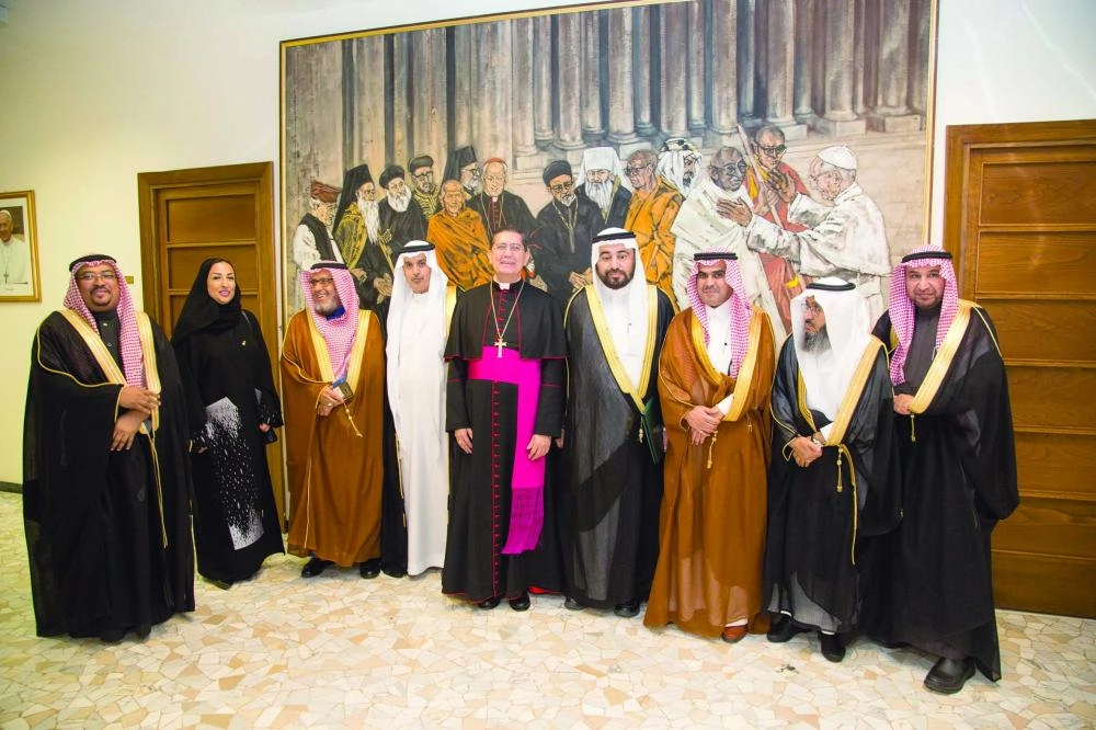 






الوفد السعودي أثناء زيارته ولقاءاته في الفاتيكان                                          (واس)