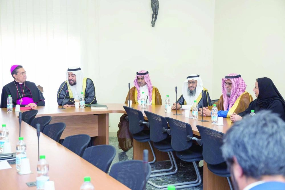 وفد سعودي أثناء زيارته ولقاءاته في الفاتيكان  