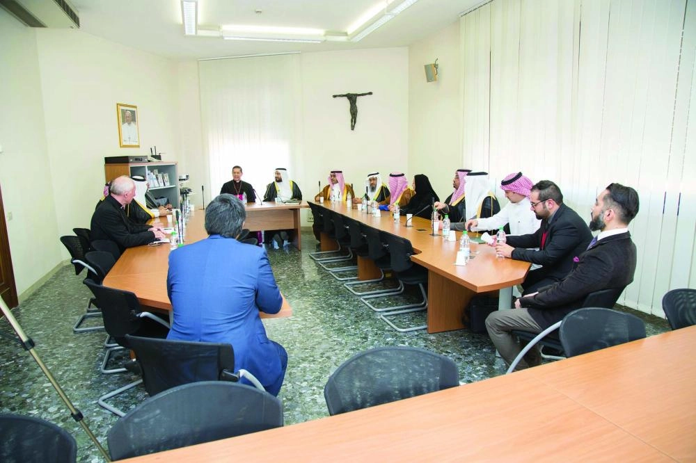 وفد سعودي أثناء زيارته ولقاءاته في الفاتيكان 