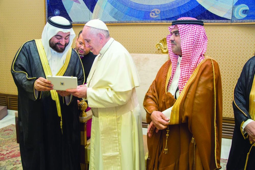 وفد سعودي أثناء زيارته ولقاءاته في الفاتيكان  