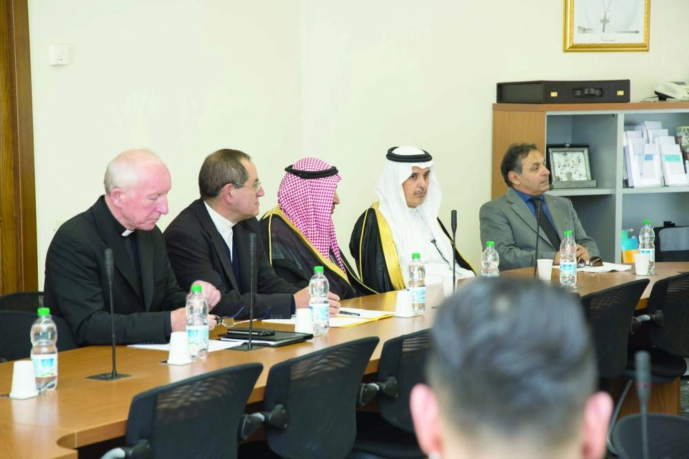 وفد سعودي أثناء زيارته ولقاءاته في الفاتيكان  