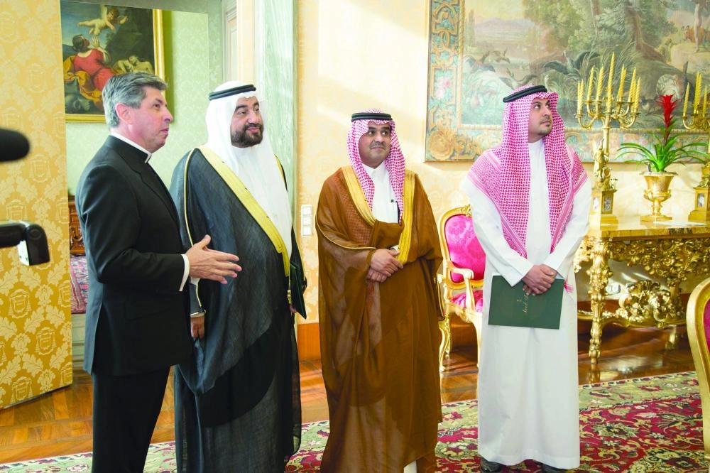 وفد سعودي أثناء زيارته ولقاءاته في الفاتيكان  