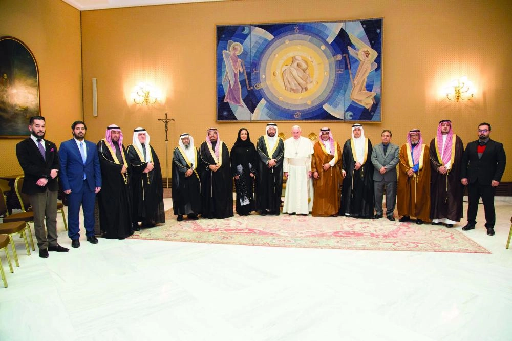 وفد سعودي أثناء زيارته ولقاءاته في الفاتيكان 