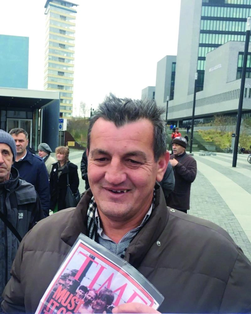 






فكرت ممسكا بغلاف المجلة أمام محكمة لاهاي  (الوكالات)