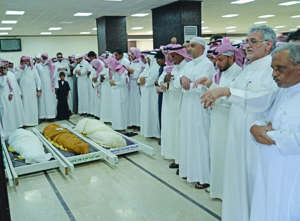 جانب من التشيع على جثمان الفقيد في المسجد الحرام امس (ياسر بخش)