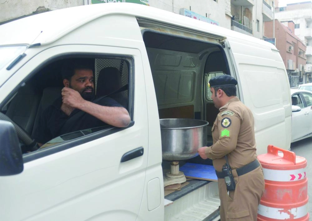 






رجل أمن ينفذ مهامه خلال الحملة                (واس)