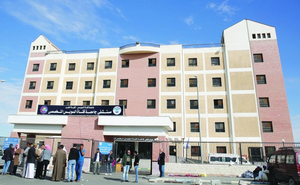 Relatives of victims of the Al Rawdah mosque explosion, gather outside the Suez Canal University hospital in Ismailia, Egypt November 25, 2017. REUTERS/Amr Abdallah Dalsh