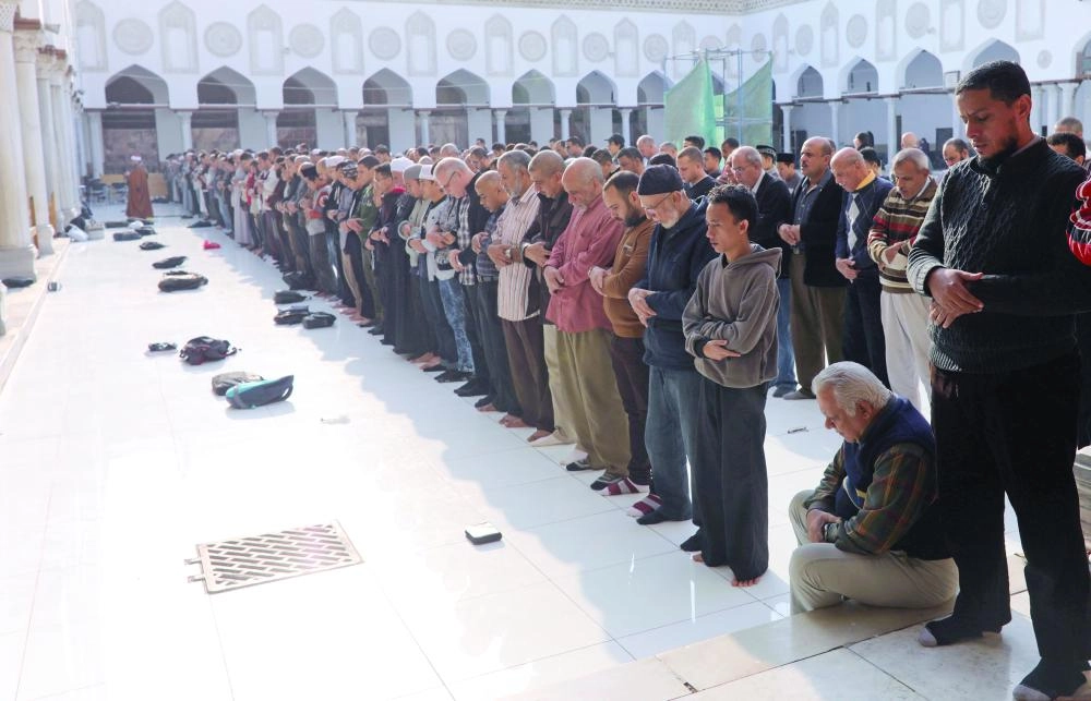 






مصلون في الأزهر يؤدون صلاة الغائب على الضحايا                       (رويترز)