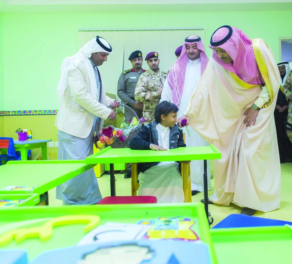 






حسام بن سعود خلال زيارته                             (واس)