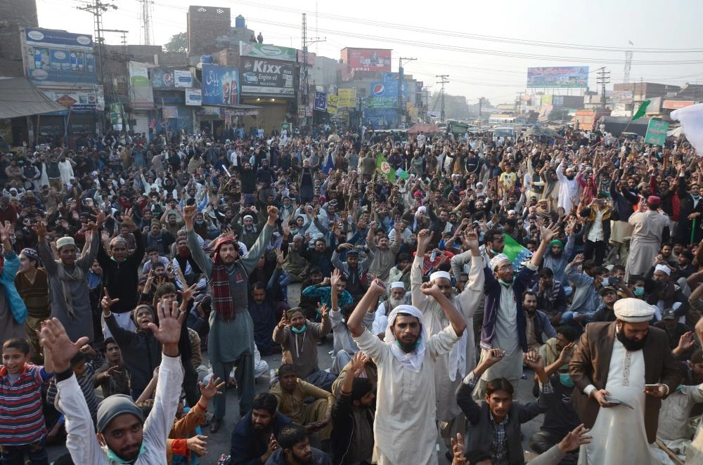 






أنصار حركة لبيك قبل فض الاعتصام        (د ب أ)