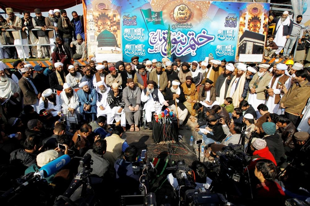 Khadim Hussain Rizvi, leader of Tehrik-e-Labaik Pakistan islamist political party, addresses the media at their protest site at Faizabad junction in Islamabad, Pakistan November 27, 2017.  REUTERS/Caren Firouz