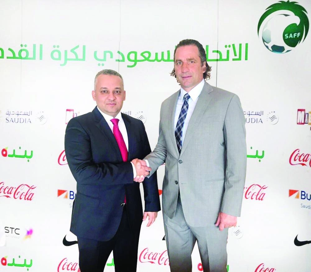 






خوان بيتزي مع عادل عزت بعد التوقيع      (مكة)