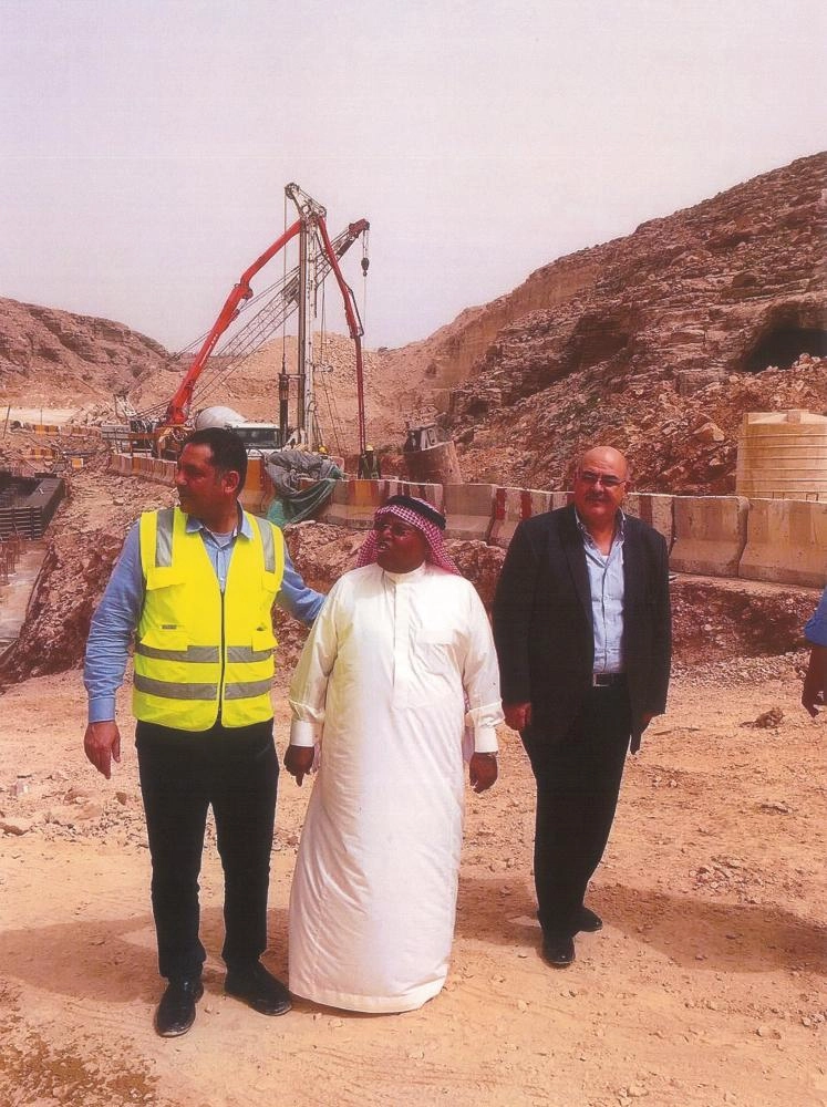 






محمد الغيثي متفقدا أحد مشروعات شركته