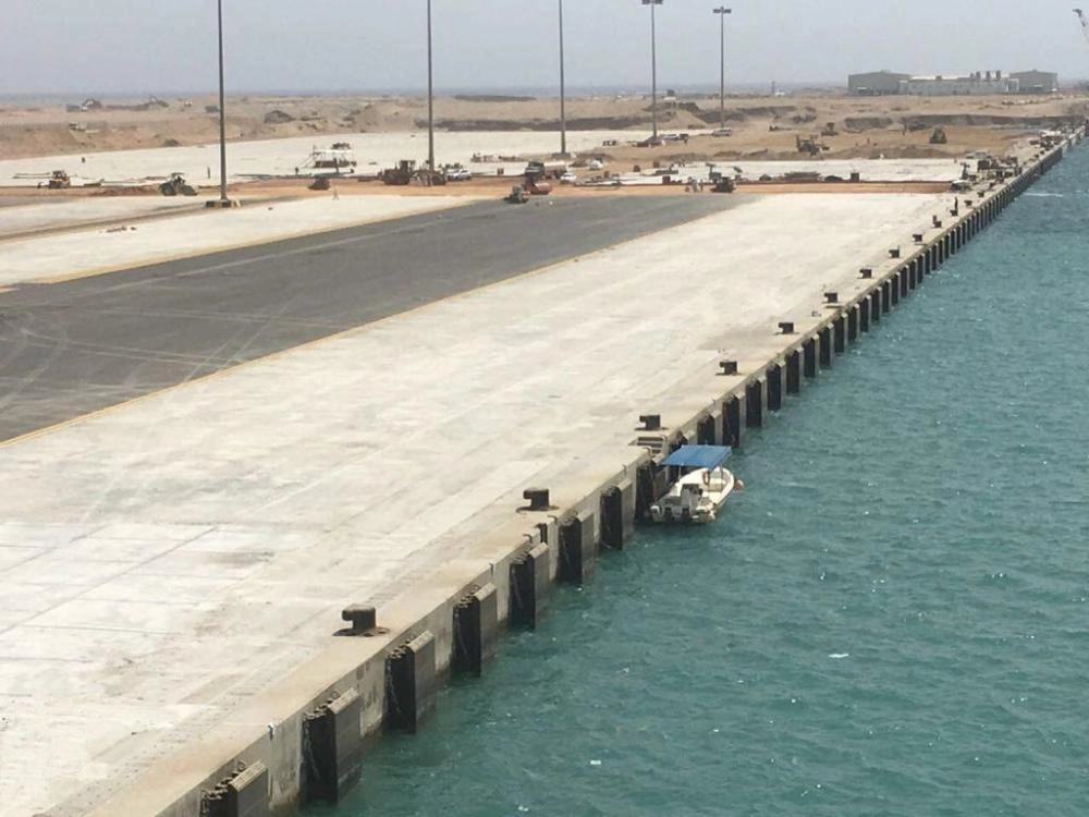 






رصيف مناولة المواد السائبة والمنطقة التشغيلية المساندة بميناء ينبع التجاري