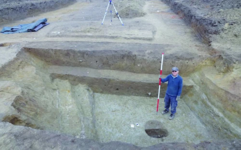 






الخندق الدفاعي                  (التيليجراف)