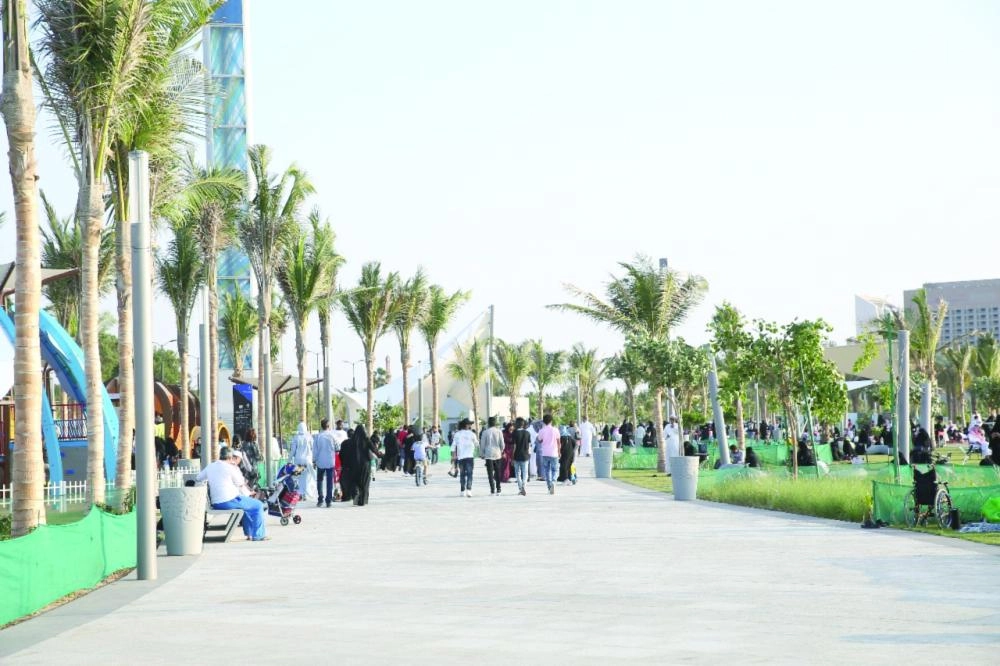 






زوار يتجولون في الواجهة البحرية