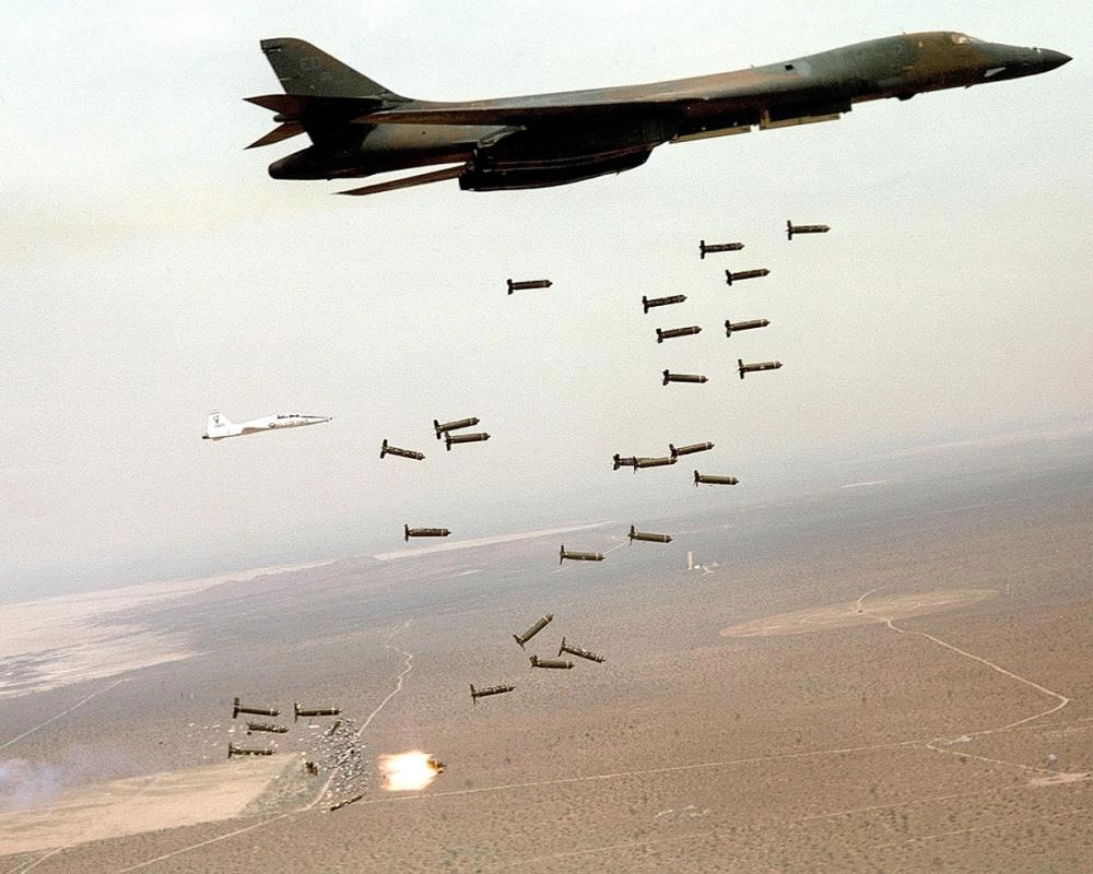 1200px-B1-B_Lancer_and_cluster_bombs