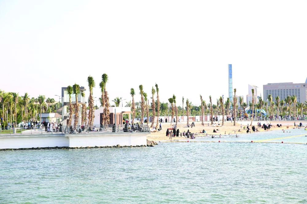 زوار أول يوم للواجهة البحرية   (محمد يحيى)