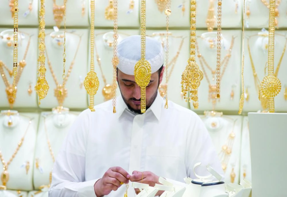 






شاب يعمل في أحد محلات الذهب بالرياض                                                                                                               (رويترز)