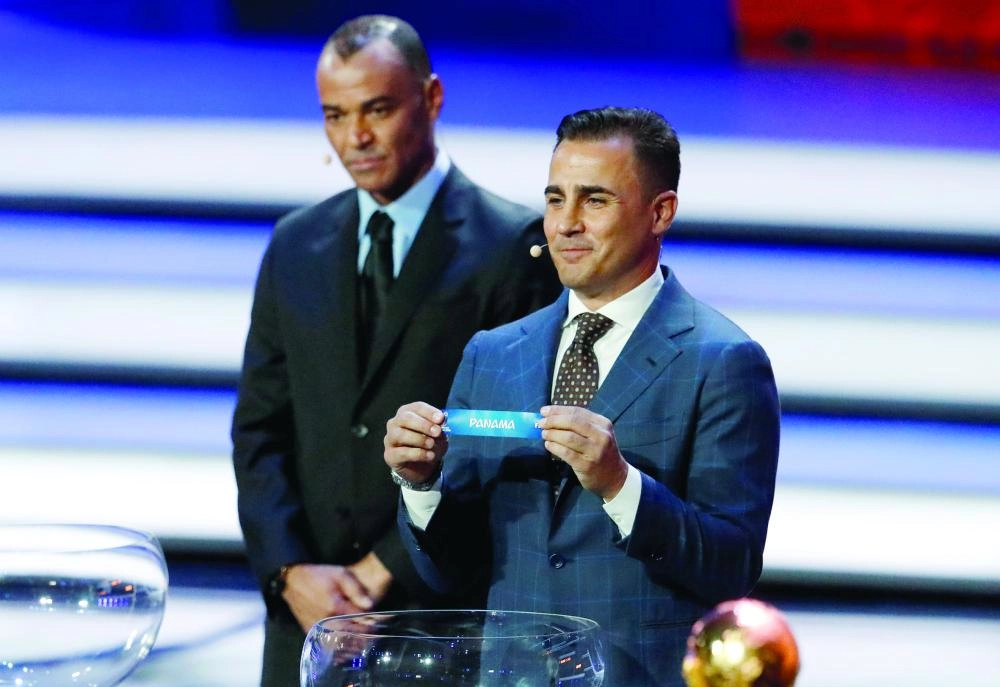 كانافاور وإلى جانبه كافو لحظة سحب القرعة أمس (رويترز)