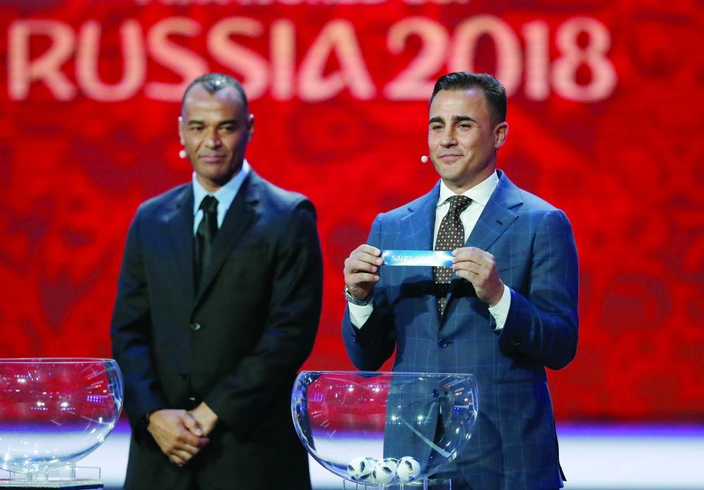 






 كانافاور وإلى جانبه كافو لحظة سحب قرعة الأخضر أمس       (رويترز)