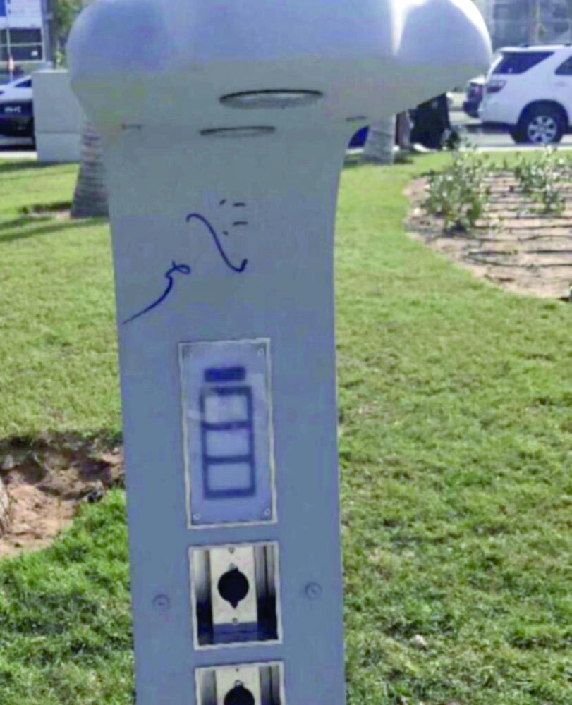 






من التخريب الذي لحق بواجهة جدة البحرية الجديدة                              (مكة)