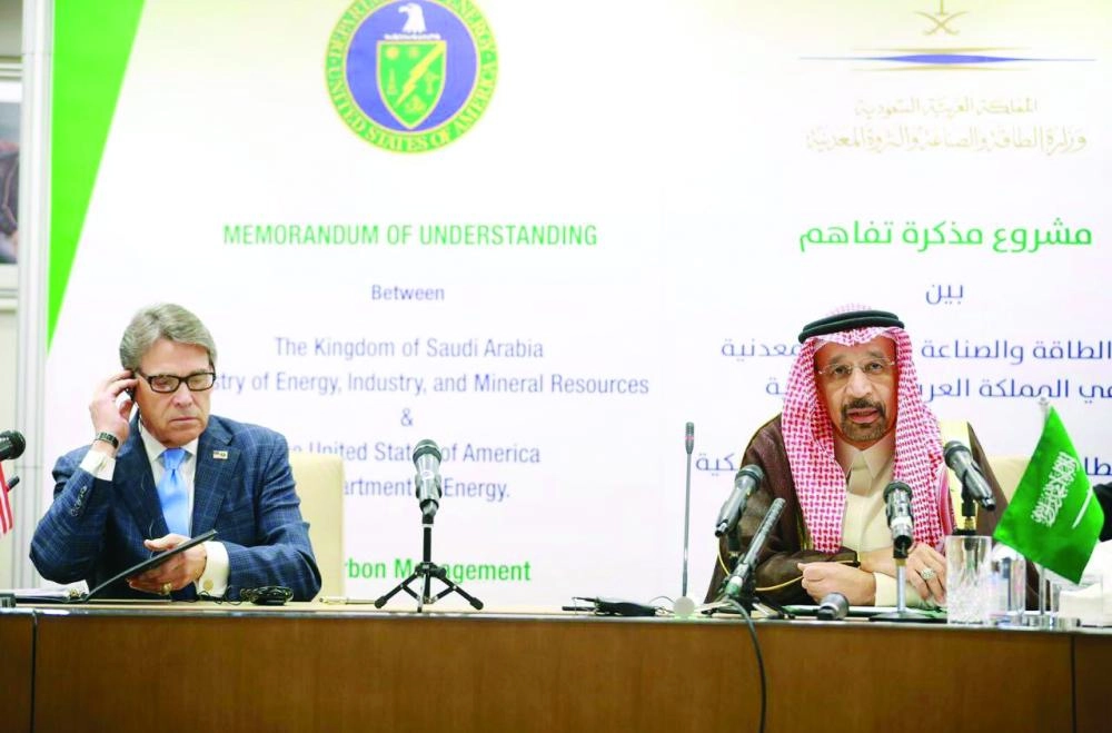 الوزيران خلال اجتماعهما أمس (واس)