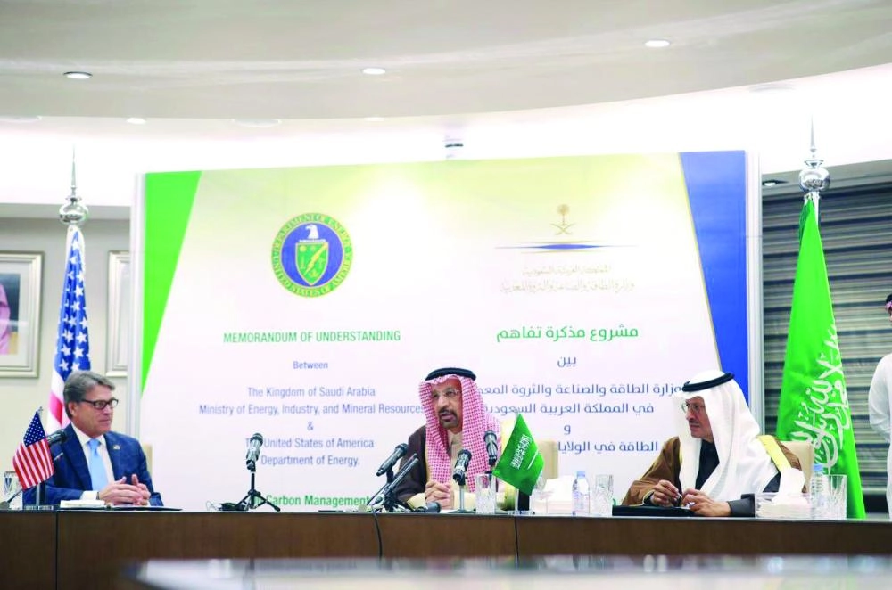 الفالح وبيري وإلى اليمين وزير الدولة لشؤون الطاقة الأمير عبدالعزيز بن سلمان